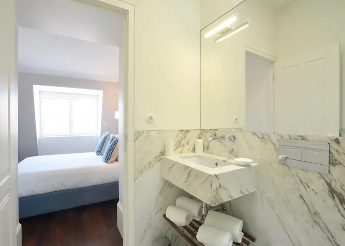 Retreat Comfort & Style In The Heart Apartment